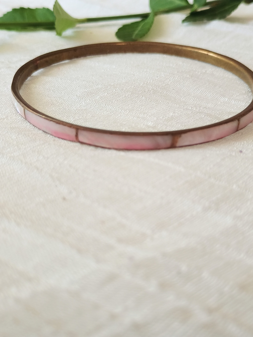🌼 FESTIVAL FASHION 🌼 VTG Mother-of-Pearl Inlaid Bangle, Bohemian, Beachy Vibes